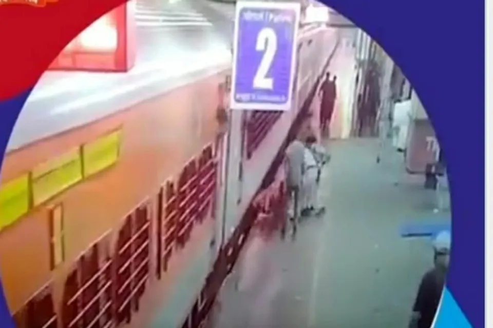 Woman stuck between the train and the station, what happened then? Take a look