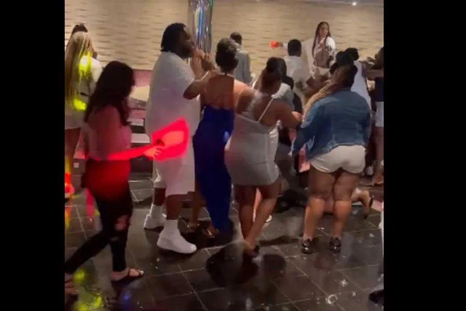 Fight inside a cruiser over theee way love how’s viral