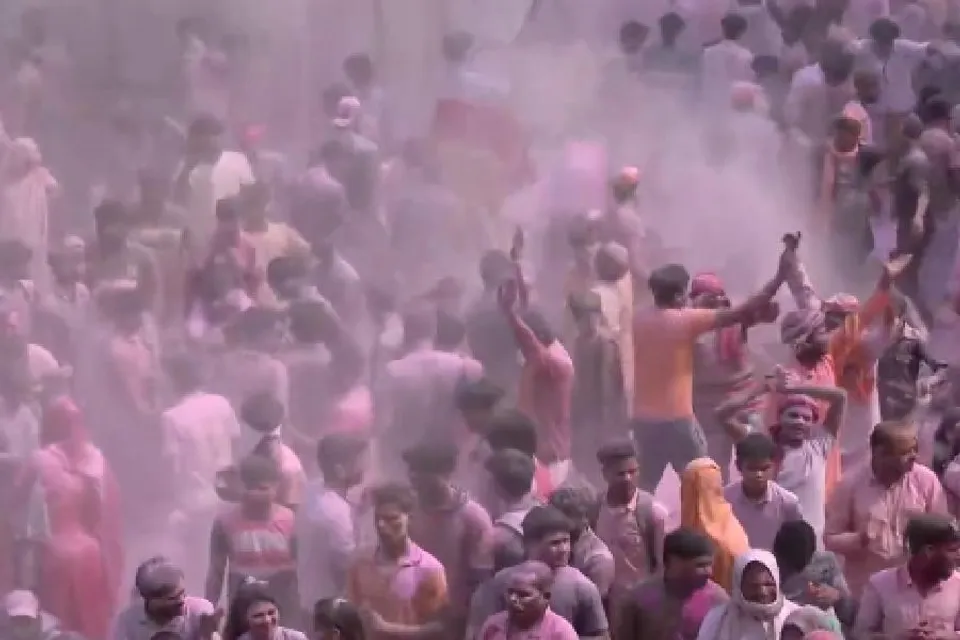 Dol Utsav is going on in Priyakant Ju Mandir in Vrindavan, Watch Video