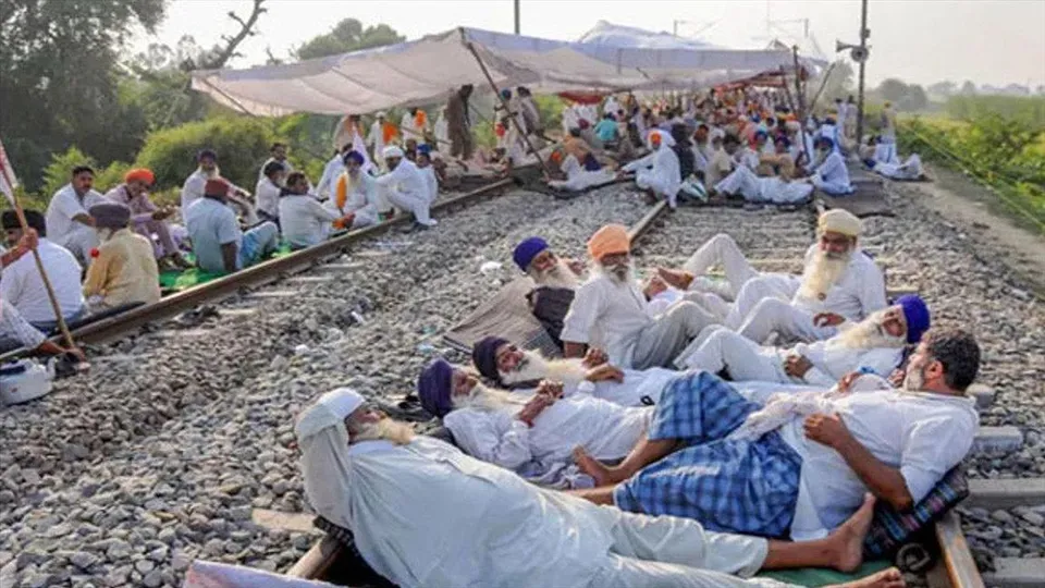 Farmers 'Rail roko aviyan'