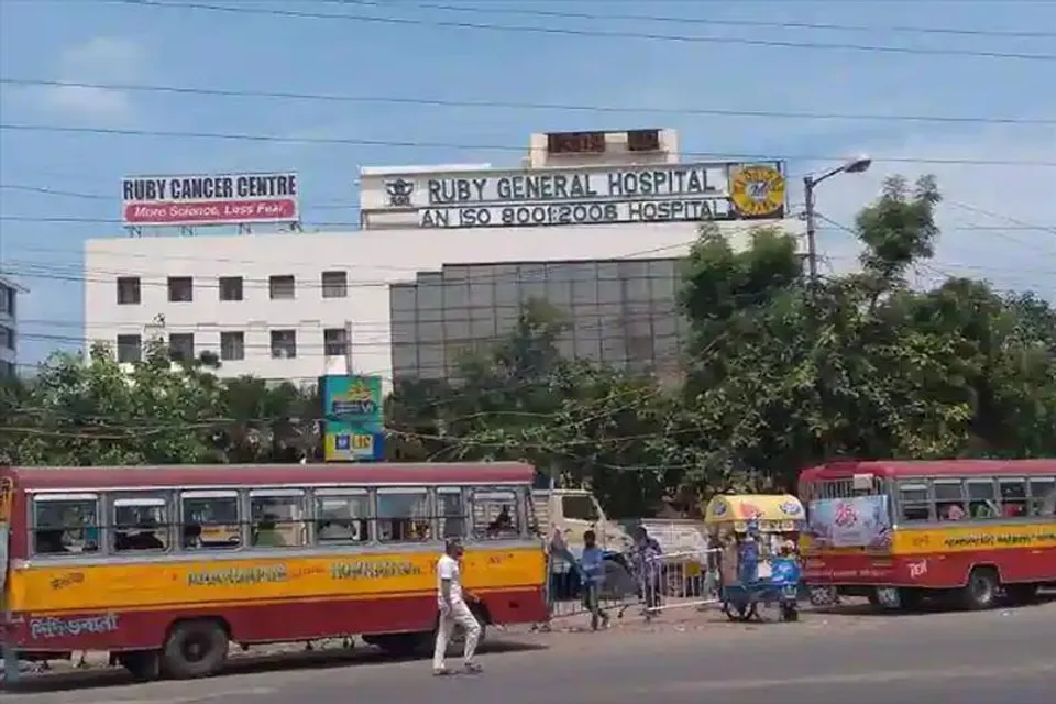While trying to catch the wrecker van, the bike was hit by the police car, the pedestrians protested at Ruby More