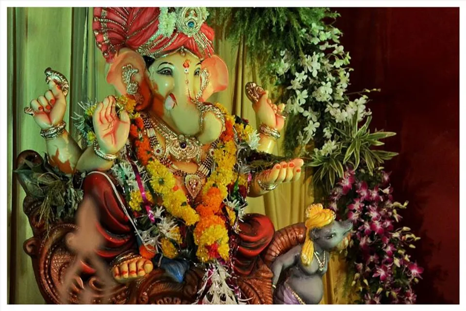 Which flowers are used to worship Lord Ganesha?