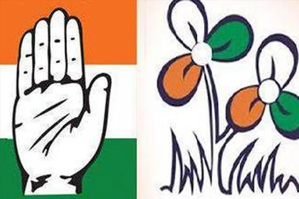 Trinamool and Congress workers got involved in a scuffle in front of police!