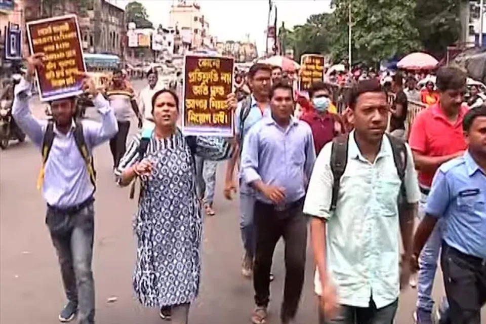 Procession of SSC job seekers from Sealdah to Mayo Road