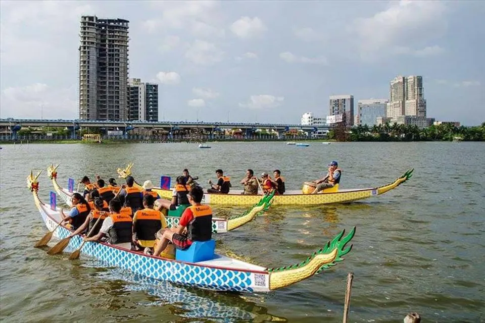 An interesting Dragon boat race in Kolkata: China CG