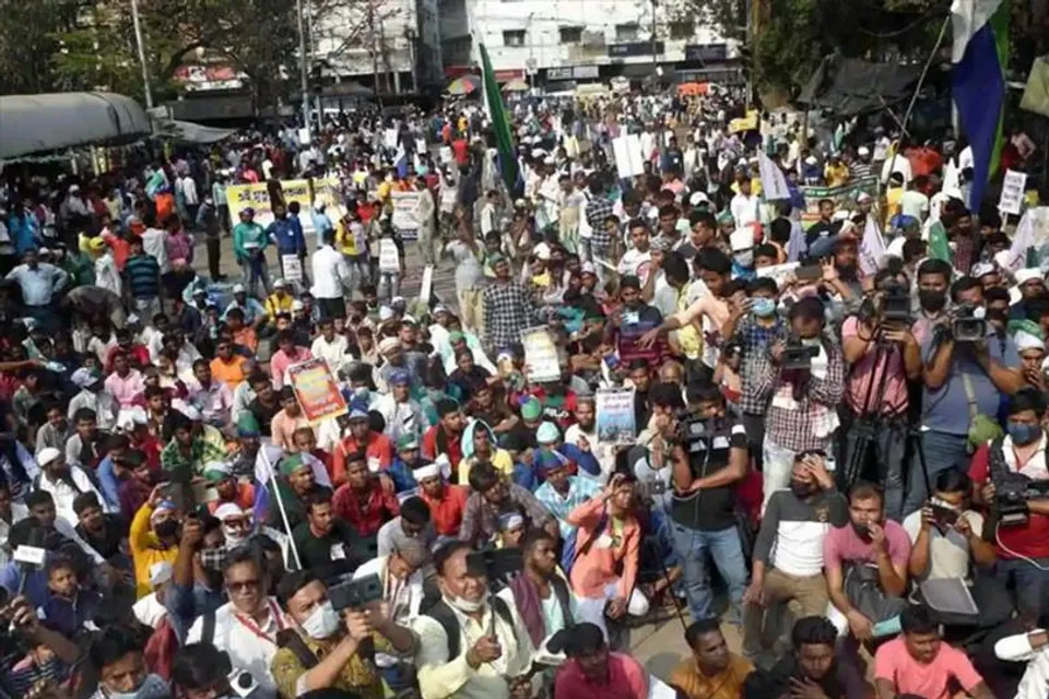 ISF supporters arguing with police in Sealdah