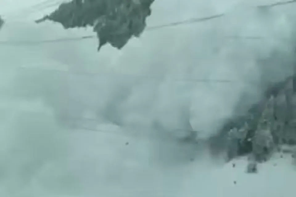 Jammu Kashmir: Avalnce hits Sonmarg, Baltal