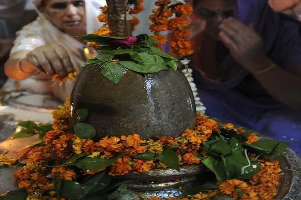 How to offer wood apple tree leaves on the head of Shivlinga?