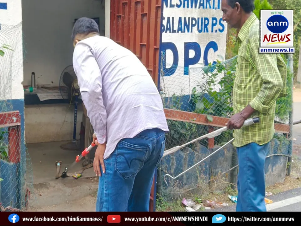 Cobra enters police check post