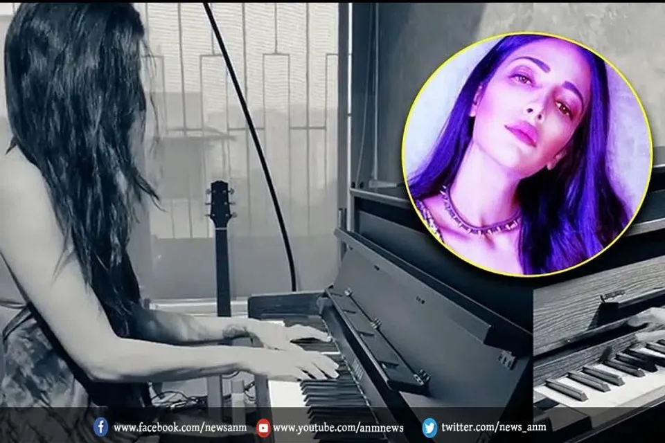 पियानो बजाते हुए श्रुति हासन