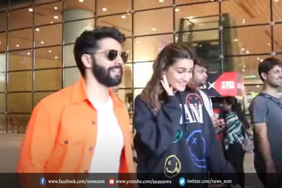 एयरपोर्ट में वरुण ने गाया गाना, चौंक गईं कृति सेनन