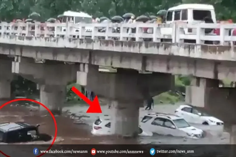 अचानक पानी बढ़ने से बह गईं 14 कारें