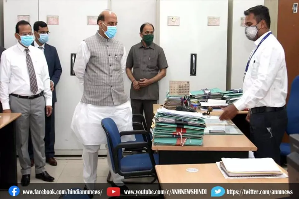 अचानक रक्षा मंत्रालय के दफ्तर पहुंचने के बाद राजनाथ सिंह ने लिया सफाई का जायजा
