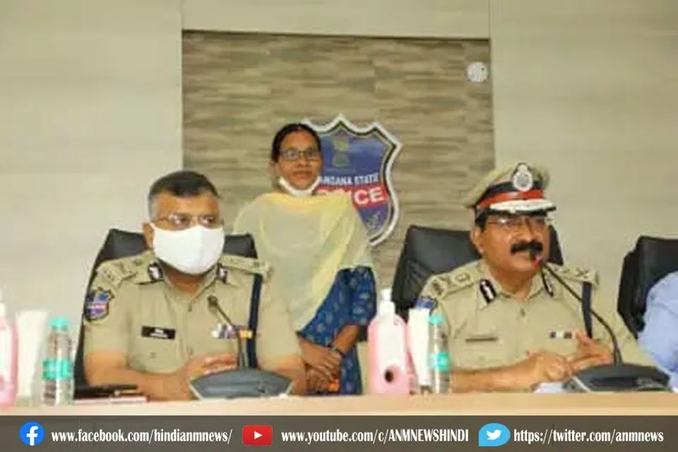 महिला माओवादी नेता ने तेलंगाना डीजीपी के सामने किया सरेंडर