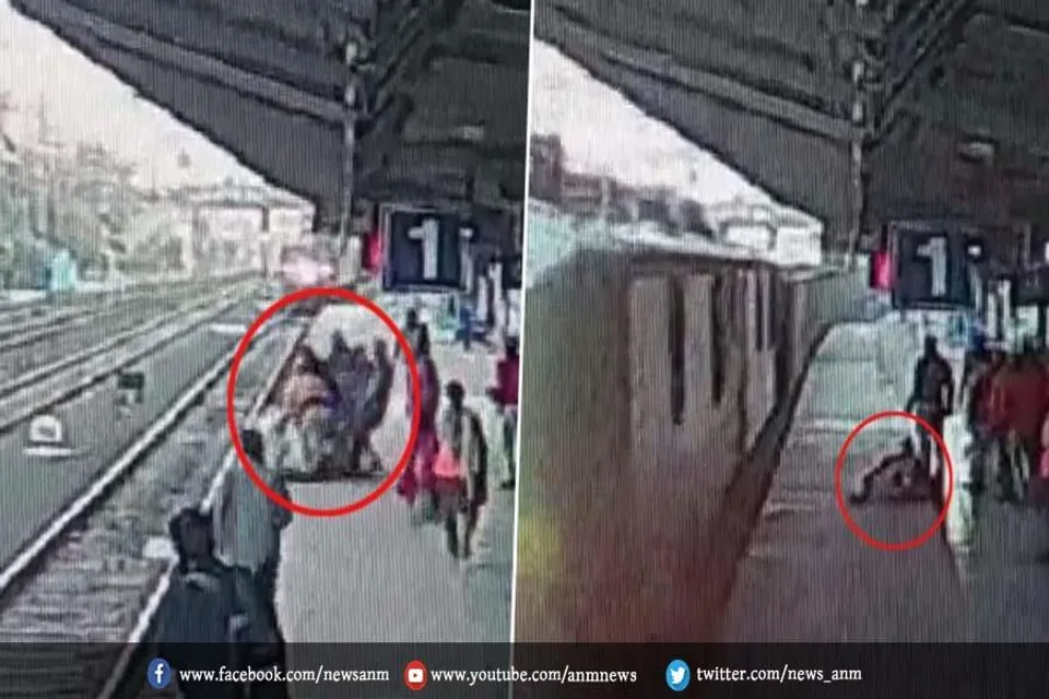 VIDEO: पटरी पार कर रही दो बुजुर्ग महिलाएं के समणी आई तेज रफ्तार ट्रेन...फिर क्या हुआ