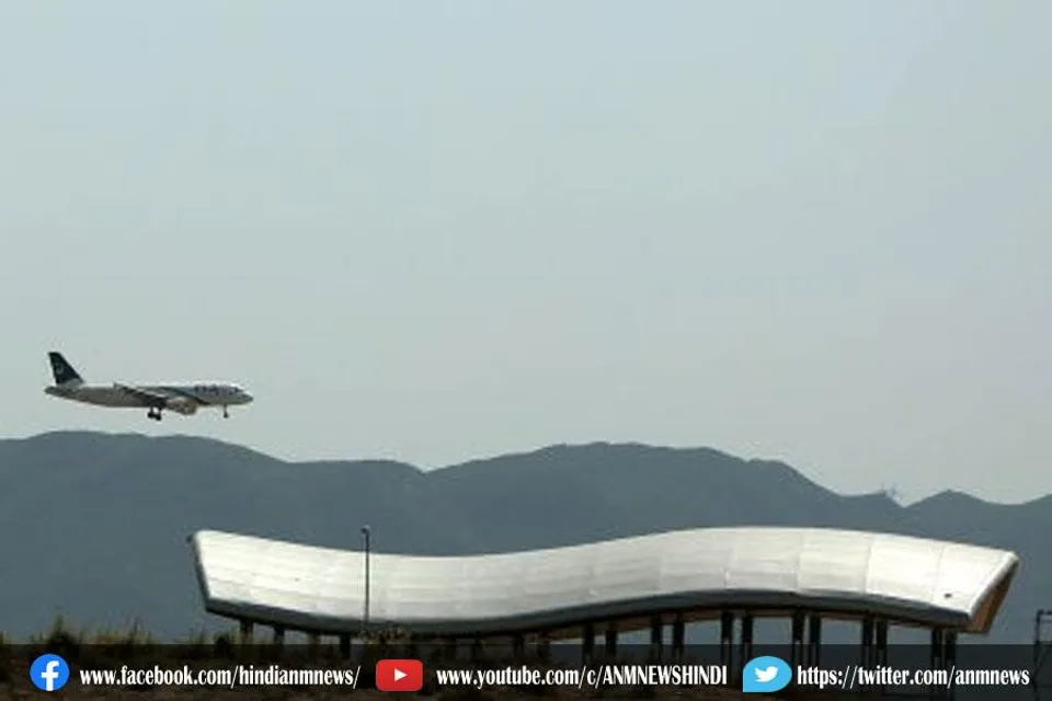 पाक ने गैर-टीकाकरण वाले व्यक्तियों को घरेलू हवाई यात्रा से प्रतिबंधित किया