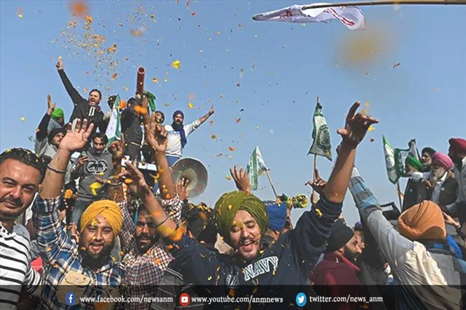 पंजाब लौटे किसान: शंभू बॉर्डर पर विमान से हुई फूलों की बारिश