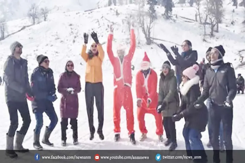 गुलमर्ग में पर्यटकों के संग मस्ती करते दिखे सांता क्लॉस