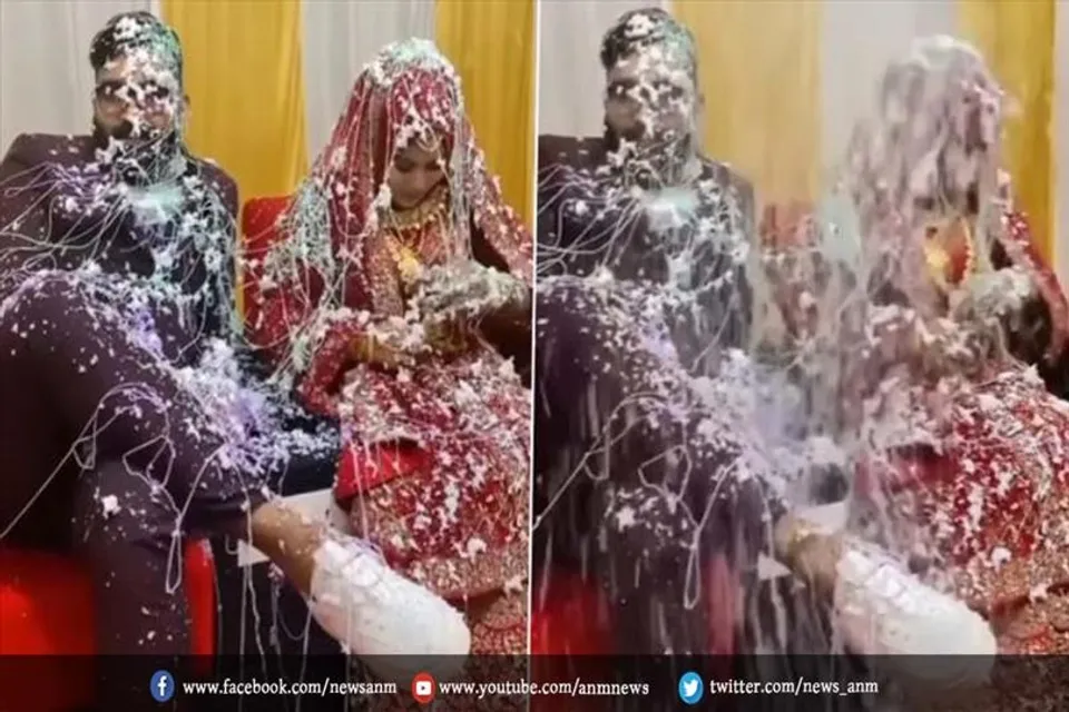 दूल्हा-दुल्हन संग दोस्तों ने किया ऐसा मजाक