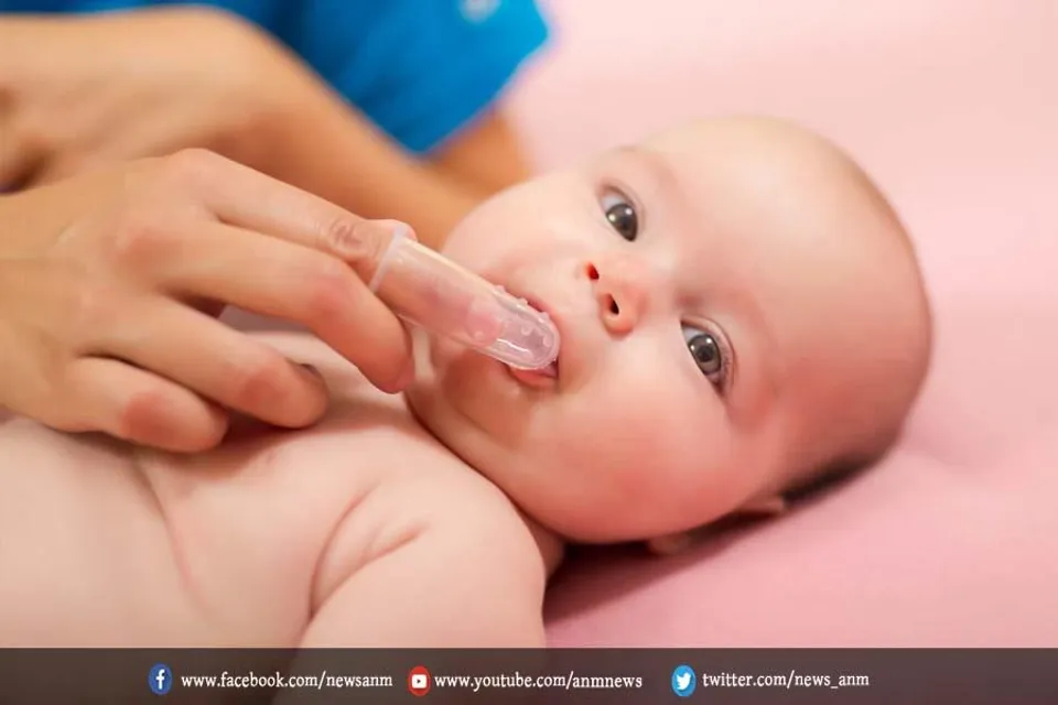 दांत निकालते समय हो रहा है शिशु को दर्द तो काम आएंगे ये तरीके