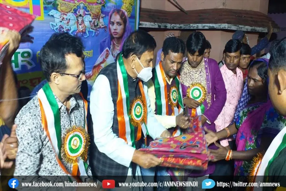 छठ पूजा के शुभ अवसर पर ढाई सौ महिलाओं में साड़ी वितरण किया गया