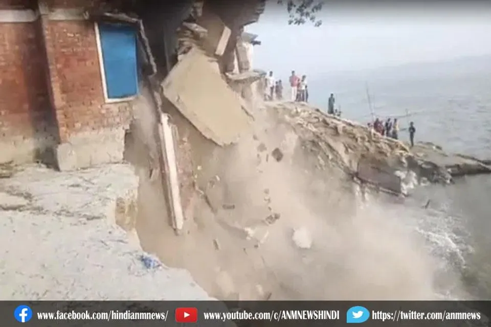 देखते ही देखते गंगा नदी में समा गया स्कूल, देखे वीडियो