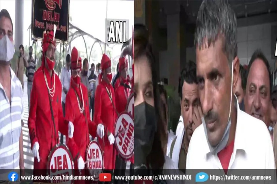 पहलवान रवि के परिवार दिल्ली हवाई अड्डे पर पहुंचे