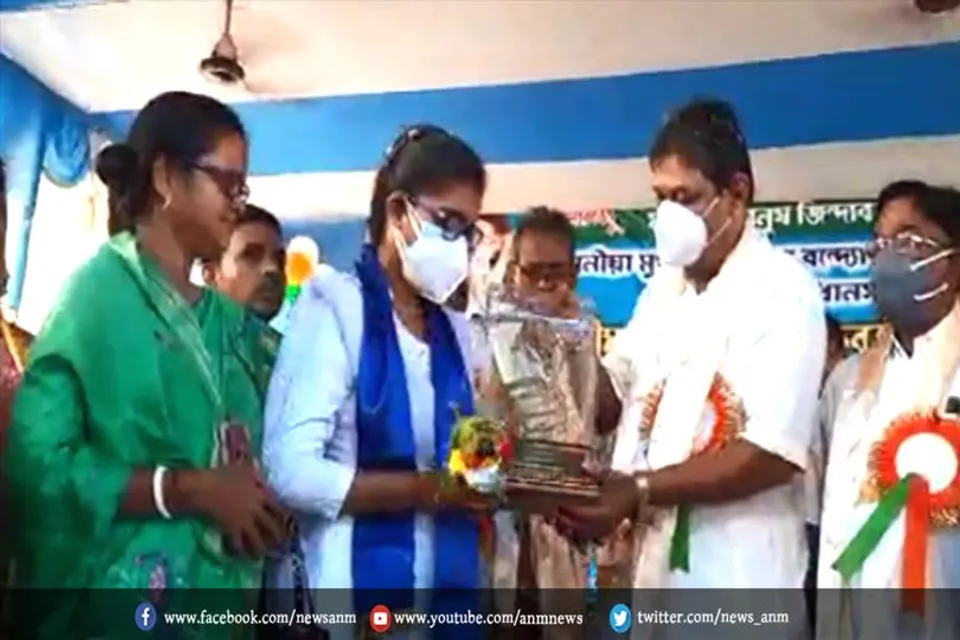 वस्त्र वितरण और सम्मान समारोह कार्यक्रम का आयोजन किया गया