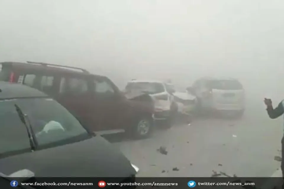कोहरे के कारण वाहन का आपस में टक्कर