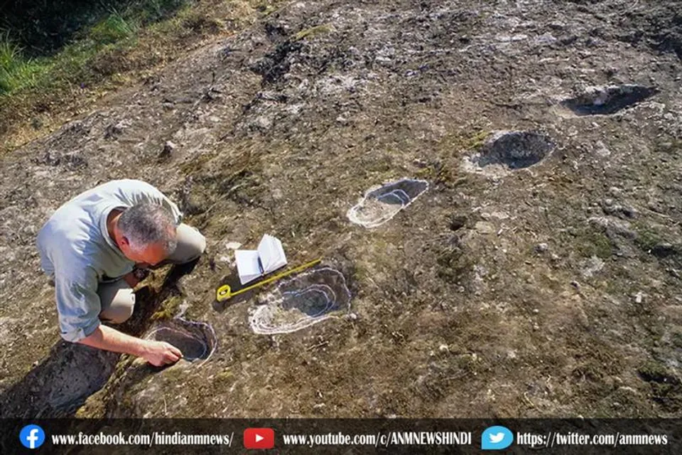 चट्टान पर मिले शैतान के विशाल पैरों के निशान