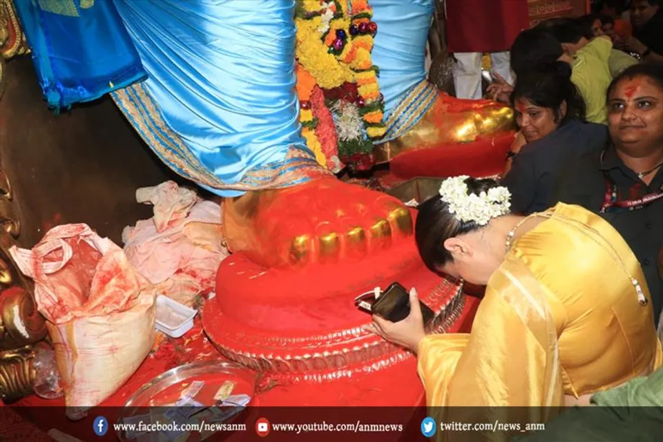 काजोल ने लाल बाग के राजा के किए दर्शन