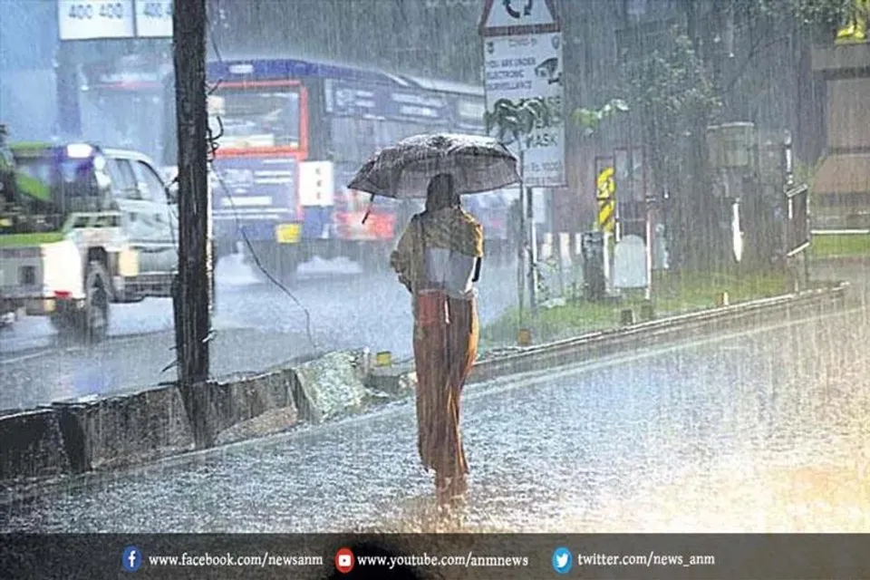 सतही ट्रफ के प्रभाव से तीन दिनों से हो रही है बारिश