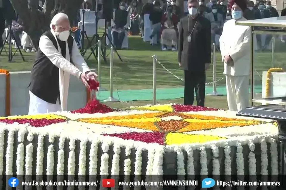 महात्मा गांधी की 74वीं पुण्यतिथि पर राजघाट पहुंचे पीएम मोदी