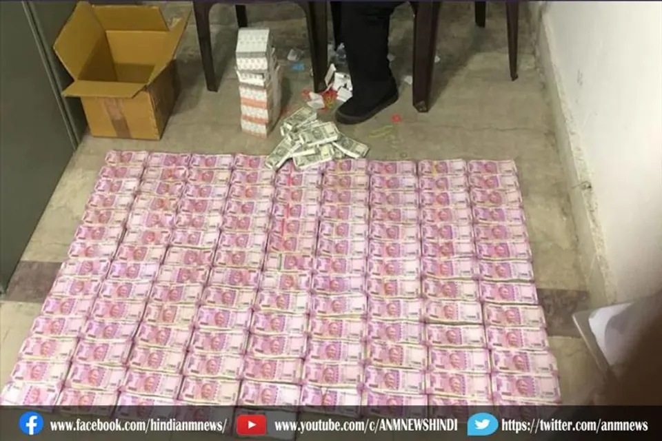 नोएडा के पूर्व IAS के घर IT की छापेमारी