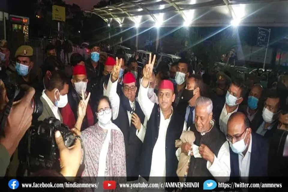 लखनऊ पहुंची ममता बनर्जी, अखिलेश ने किया स्वागत