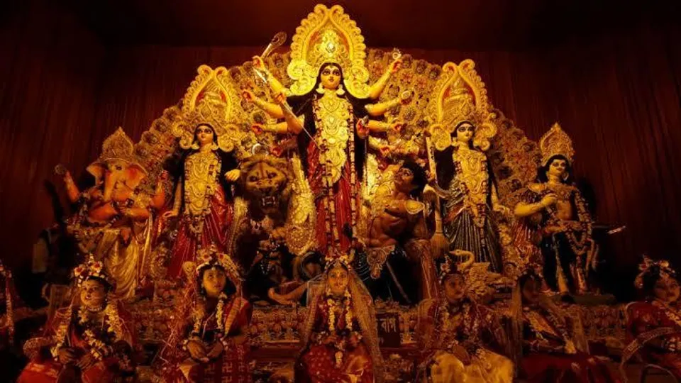 दुर्गा पूजा के बीच अचानक चली गोलियां