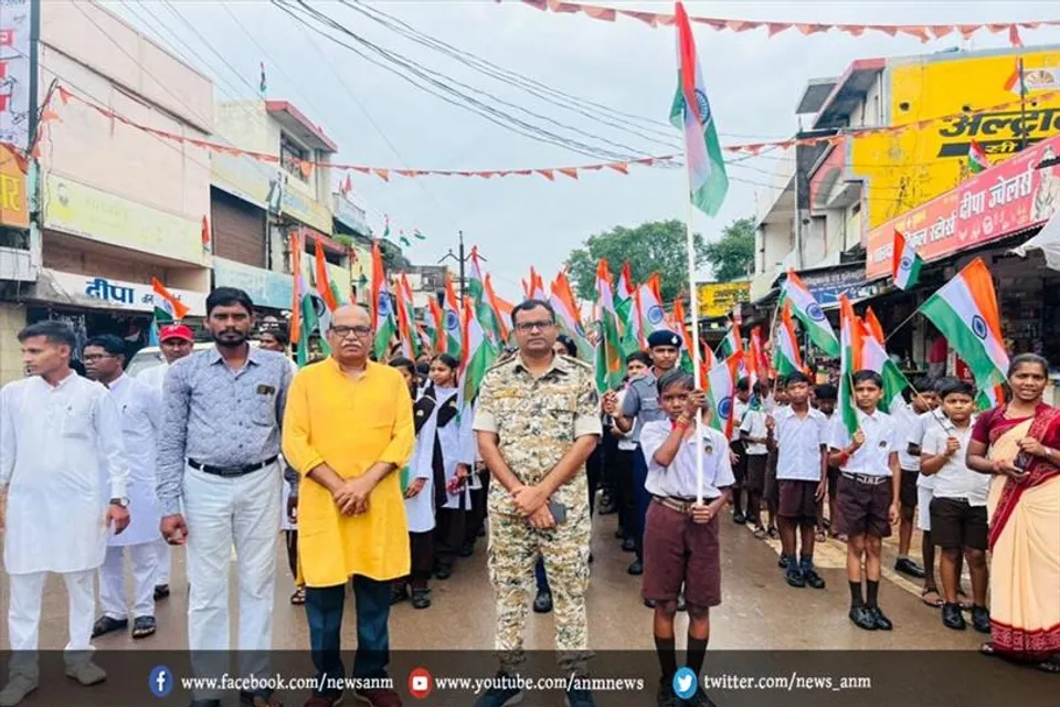 गरियाबंद में बच्चों ने निकाली तिरंगा यात्रा