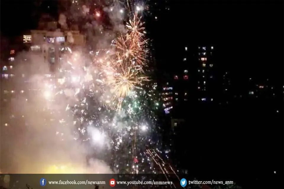 प्रतिबंध के बाद भी जले पटाखे, बहुत खराब श्रेणी में पहुंची हवा