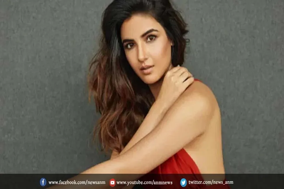 बैकलेस टॉप-प्लाजो में श्रिया सरन की स्माइल देख हो जाएगा प्यार