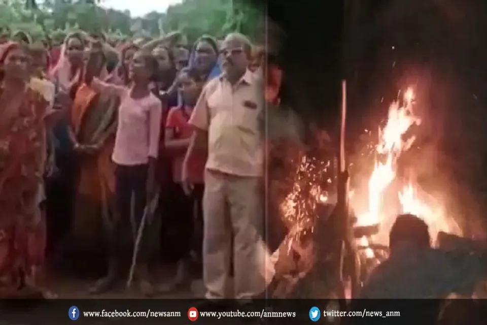 श्मशान में लाश जलाने पर भारी विवाद