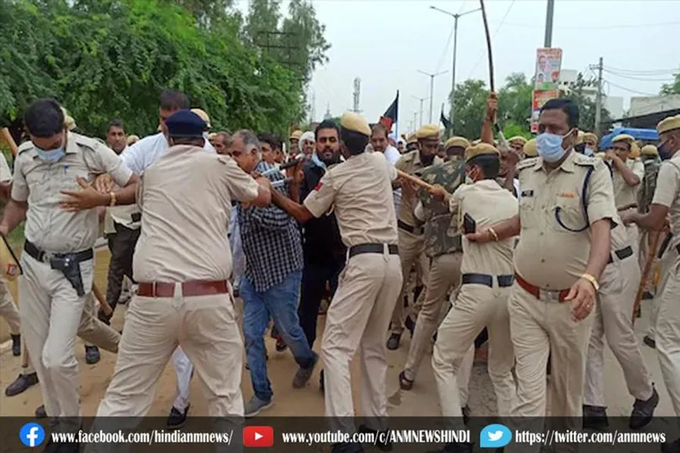 पुलिस ने किसानों पर किया लाठीचार्ज