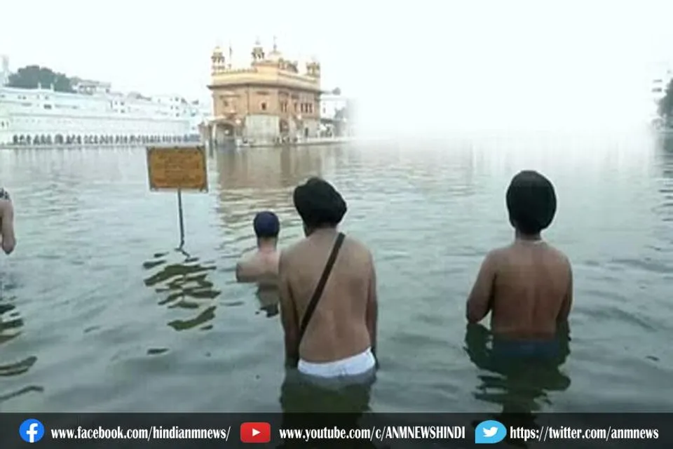 होली त्योहार के अवसर पर स्वर्ण मंदिर में भक्तों ने सरोवर में लगाई पवित्र डुबकी