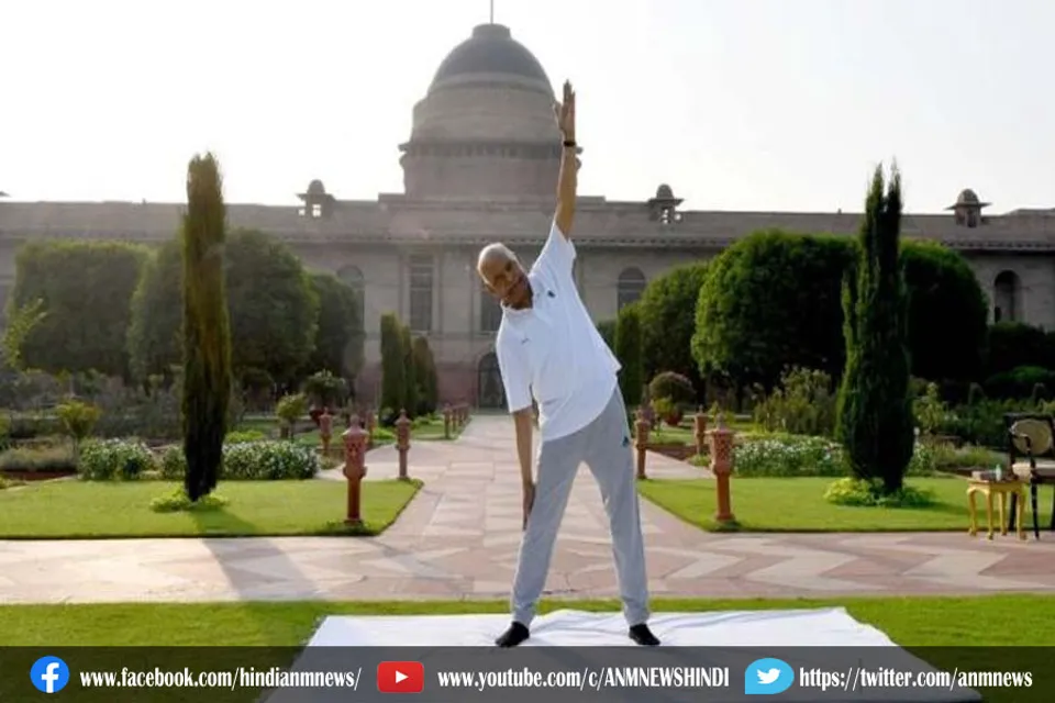 राष्ट्रपति रामनाथ कोविंद ने राष्ट्रपति भवन में किया योग