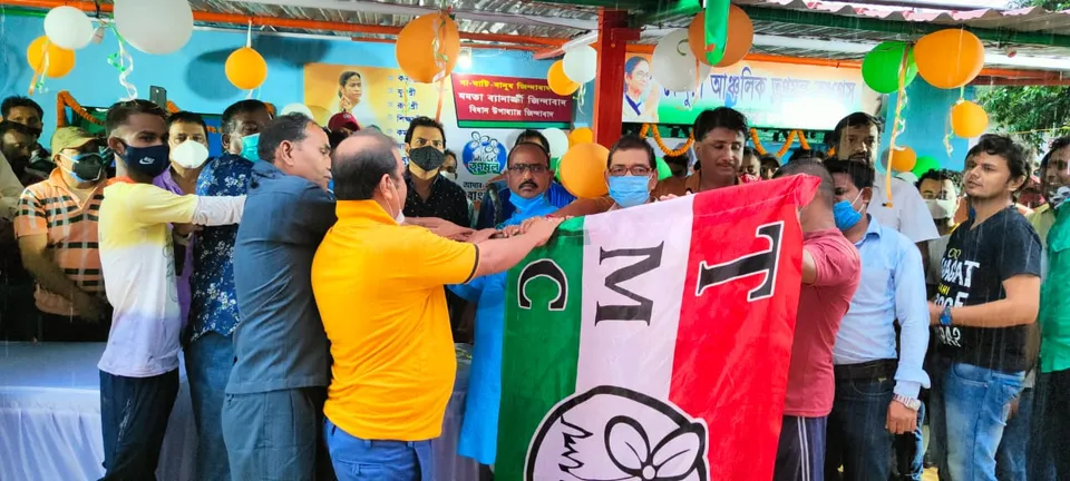 वरिष्ठ नेता मनोज तिवारी और भाजपा के 100 से अधिक कार्यकर्त्ता तृणमूल में शामिल