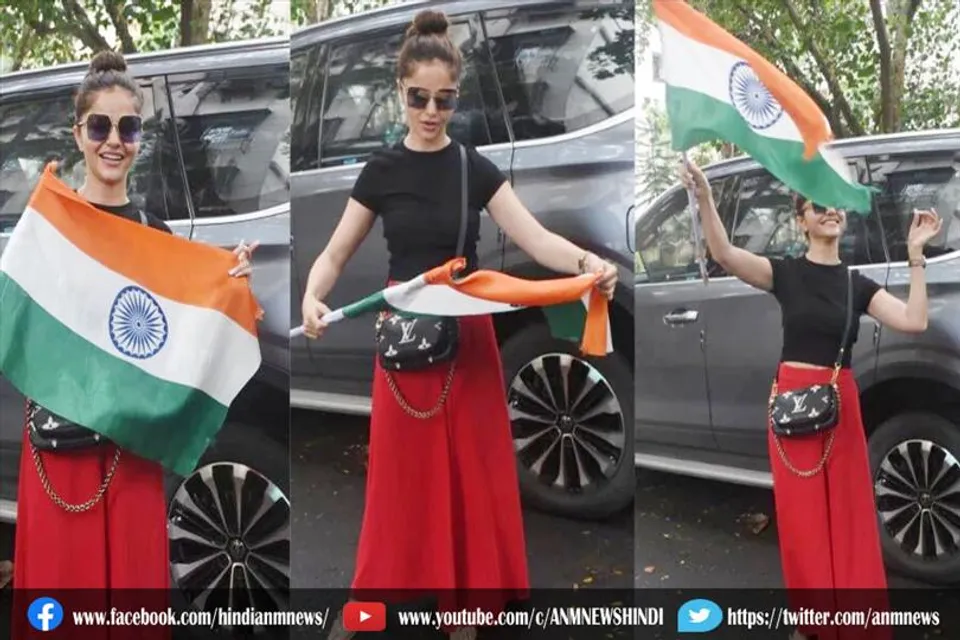 बीच सड़क रुबीना ने लहराया तिरंगा
