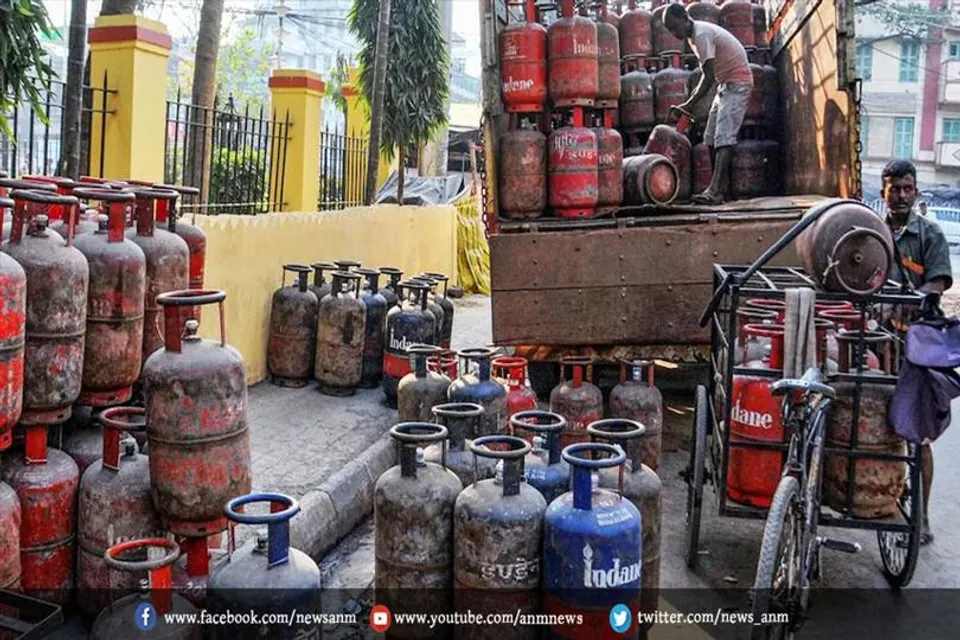 100 रुपये महंगा हो गया कॉमर्श‍ियल सिलेंडर