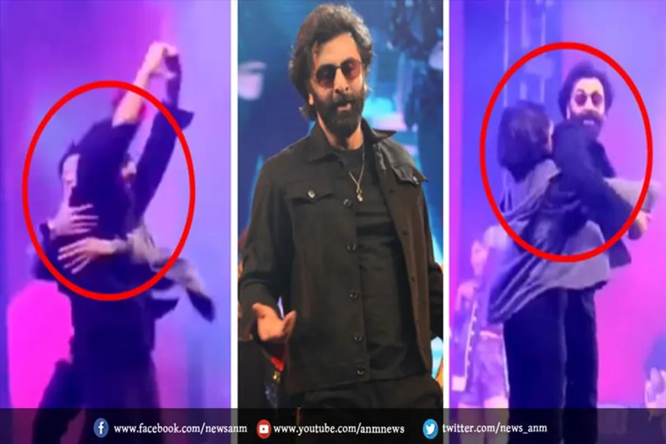 सुरक्षा घेरा तोड़कर मंच पर जा पहुंचा फैन, फिर हुआ कुछ ऐसा