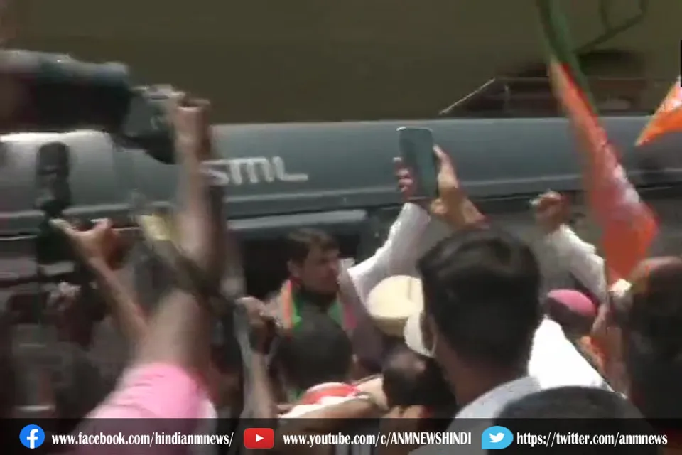 पुलिस ने देवेंद्र फडणवीस को हिरासत में लिया