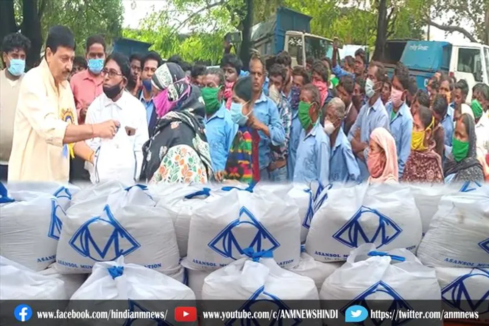 आसनसोल नगर पालिका ने सफाईकर्मियों को 10 किलो चावल के पैकेट सौंपे और धन्यवाद दिए