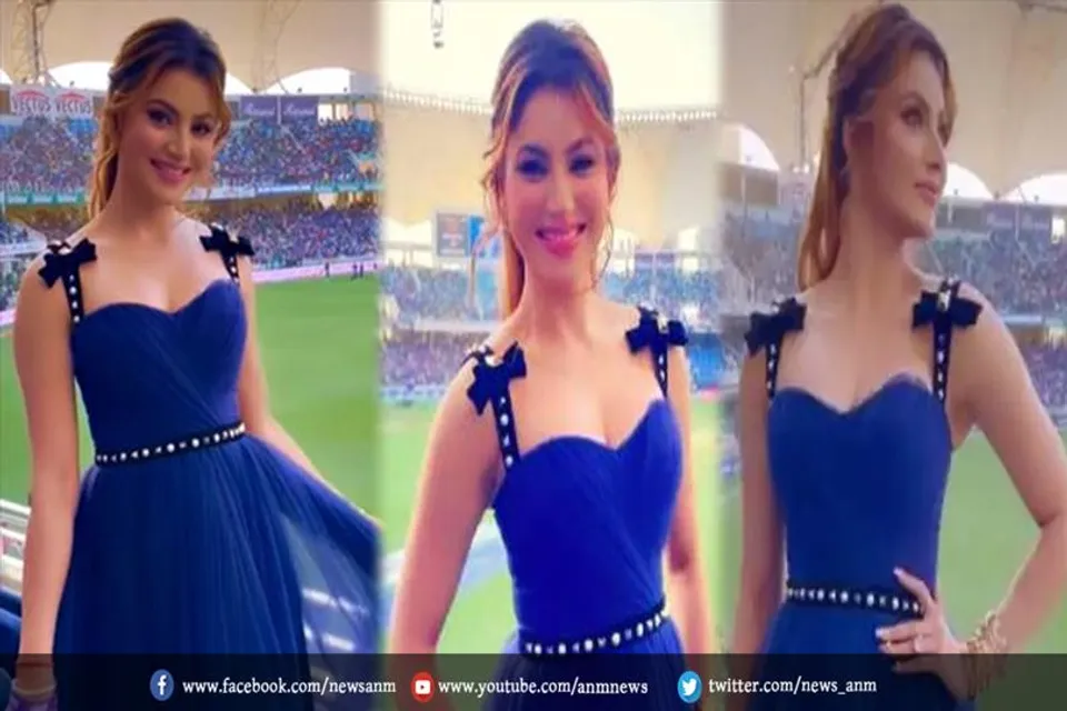 उर्वशी रौतेला ने स्टेडियम में टीम को किया चीयर